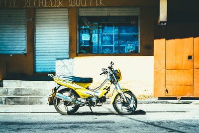 停在商店外面的黄色摩托车